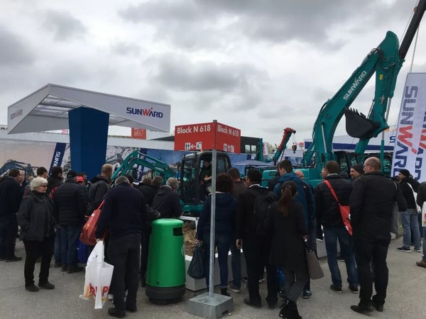 ������չʾ�й������족�������ǹ��ɶԹ�������Я�����������Ƶ¹�����չ