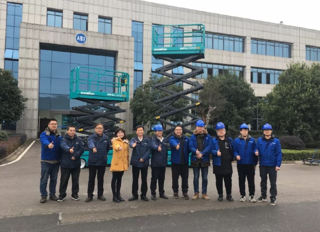�ǹ��ɶԹ������ܵ綯����ʽ�߿���ҵƽ̨��Ʒ�׷�������չ
