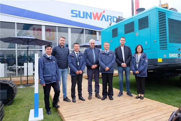 ������չʾ�й������족�������ǹ��ɶԹ�������Я�����������Ƶ¹�����չ