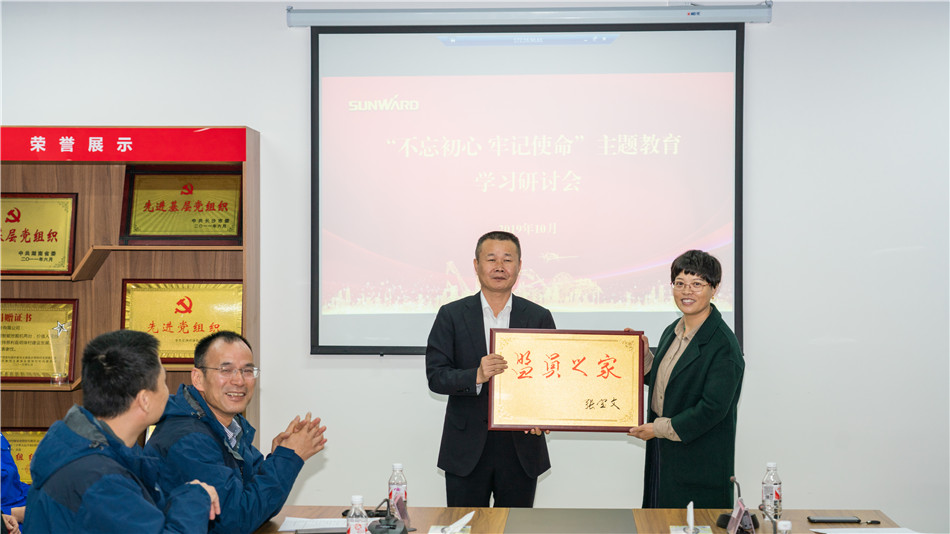 �ǹ��ɶԹ������ܾ����������ѧϰ���л���Ա���˶����Ľ�Ļ��ʽ