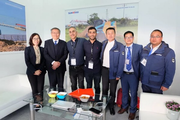 ������չʾ�й������족�������ǹ��ɶԹ�������Я�����������Ƶ¹�����չ