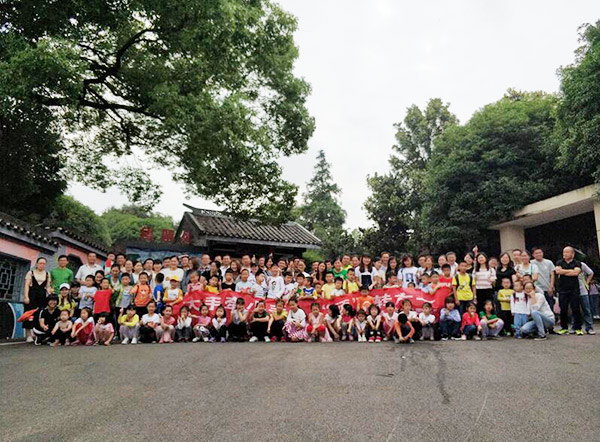 ����ǣС�֡����硱ת��һ���ǹ��ɶԹ��������״���һ���������˶�Բ������