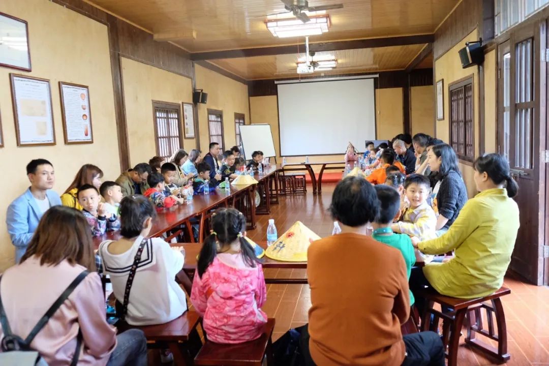 ͯ����Young�������������ӻ������ǹ��ɶԹ���������֯��չ��һ�����˶�