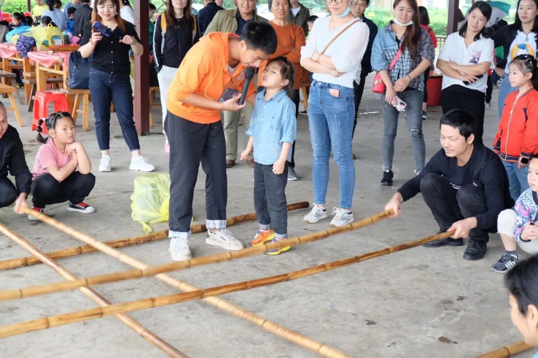 ͯ����Young�������������ӻ������ǹ��ɶԹ���������֯��չ��һ�����˶�