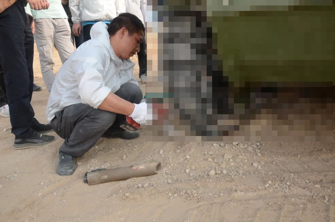 �¾���ս���ڷ�ɳ�е�����װ���Ŷ�