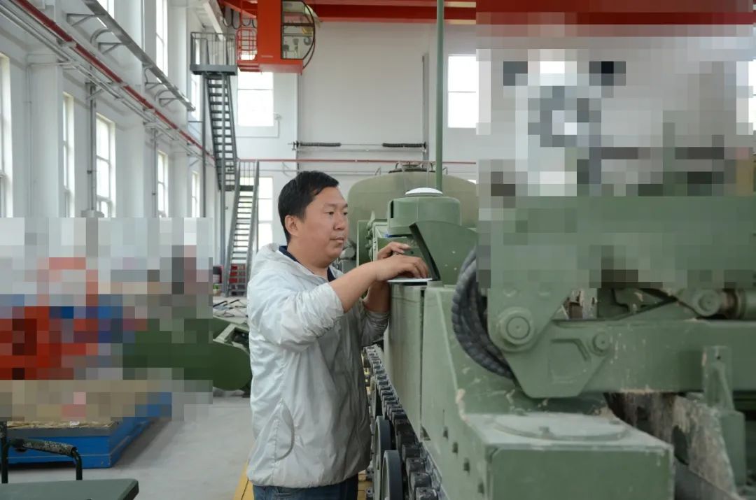 �¾���ս���ڷ�ɳ�е�����װ���Ŷ�