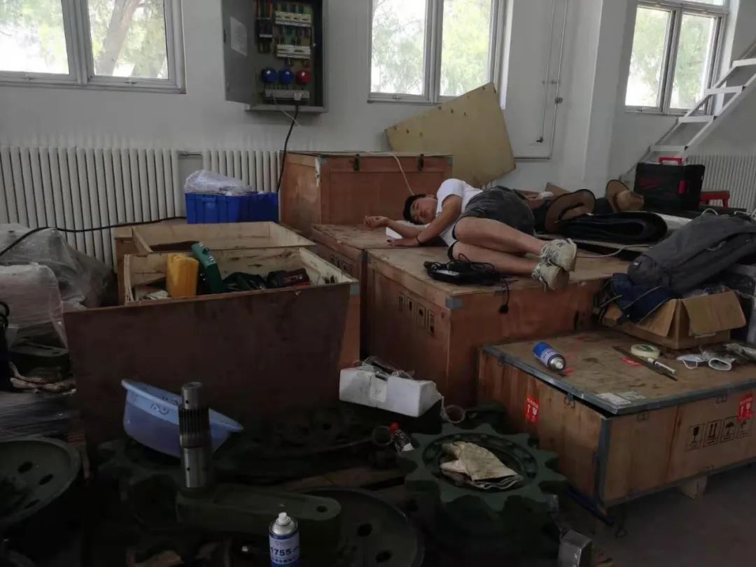 �¾���ս���ڷ�ɳ�е�����װ���Ŷ�