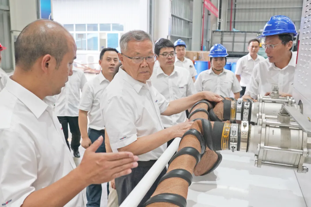 ý��۽� | �ǹ��ɶԹ������ܶ��³�����ϯר�Һ��廪���м���������� ʩչ�ȵ�ʽ�������� �߸����������辶