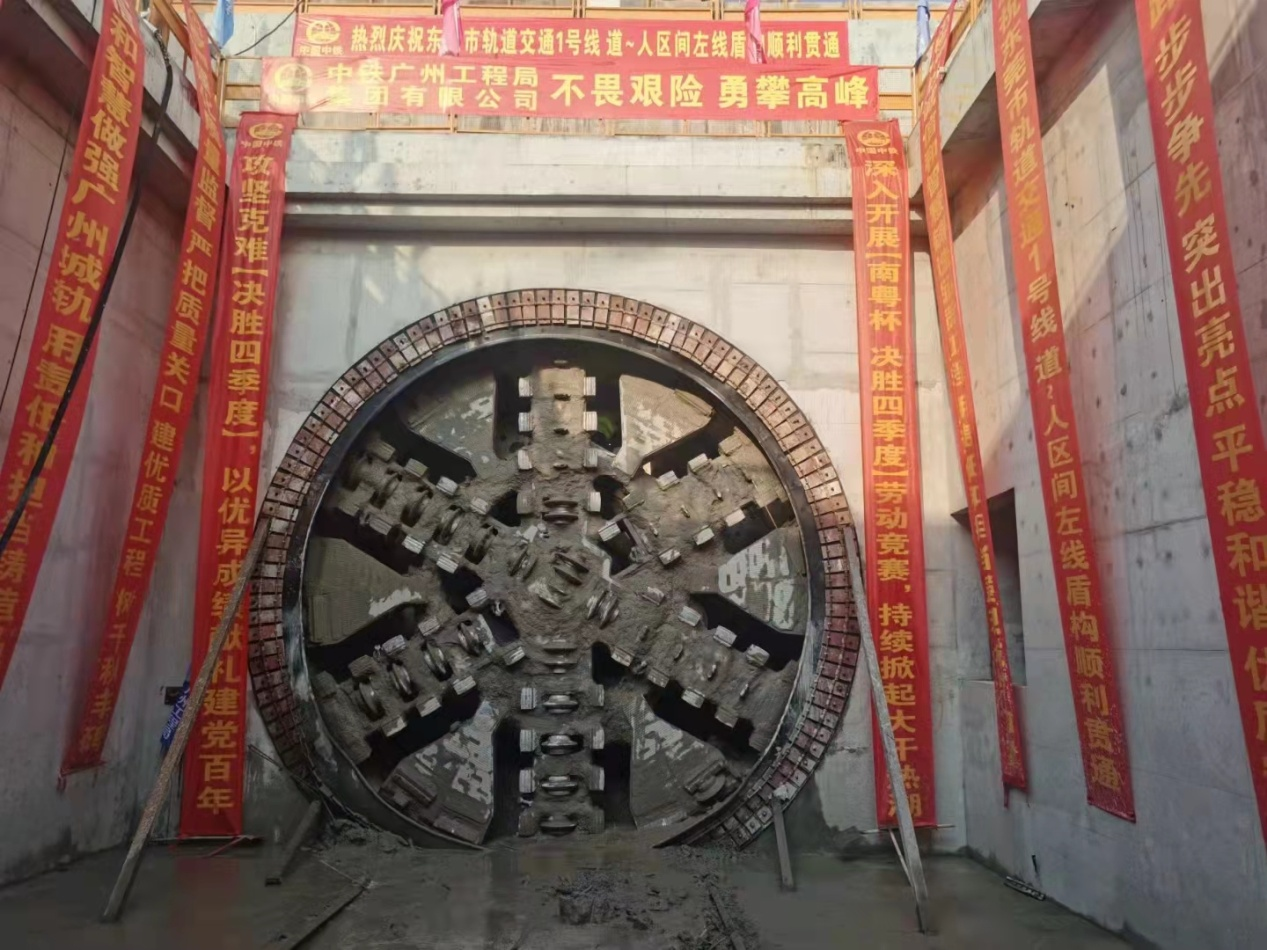 ·ÜÕ½58¸öÖçÒ¹£¡ÖÐÌúÌǹûÅɶԹÙÍø32ºÅ¶Ü¹¹»ú˳Ëì¹á´®¶«Ý¸µØÌúÒ»ºÅÏßµÀÈËÇø¼ä