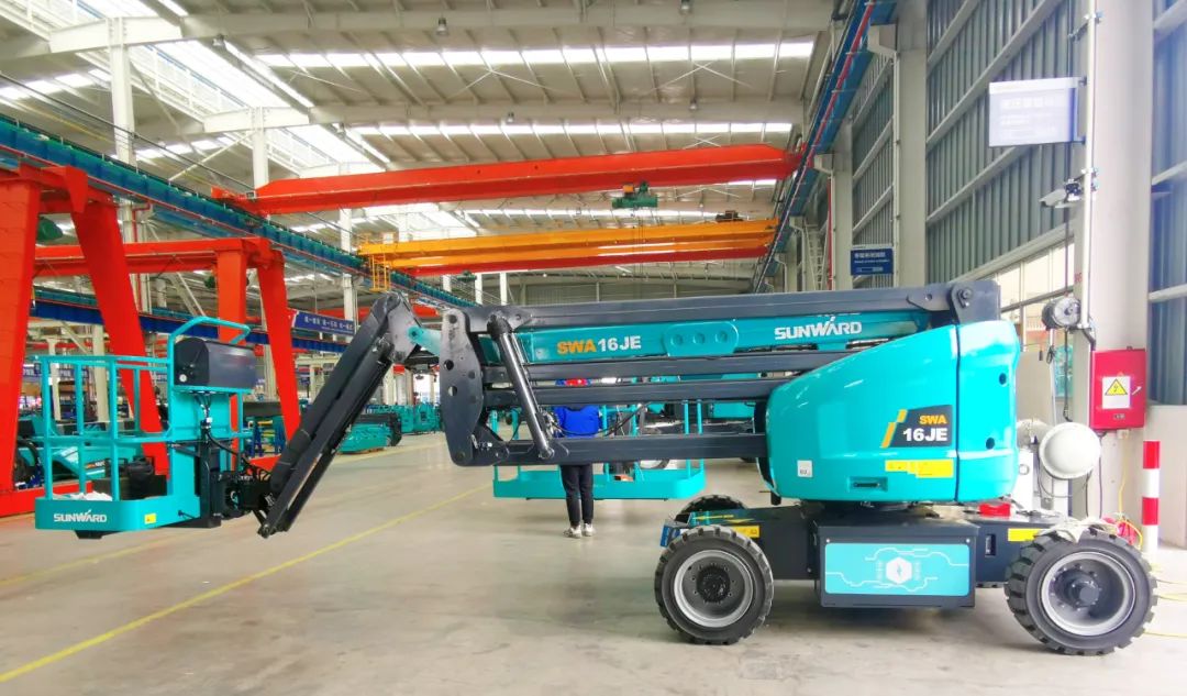 勇闯蓝海!糖果派对官网智能两款臂式高空作业平台正式“出道”