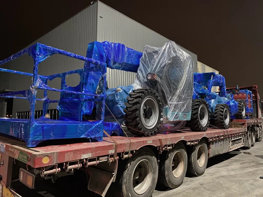 伸缩臂叉装车发往塞尔维亚!糖果派对官网智能一连助力“一带一起”建设