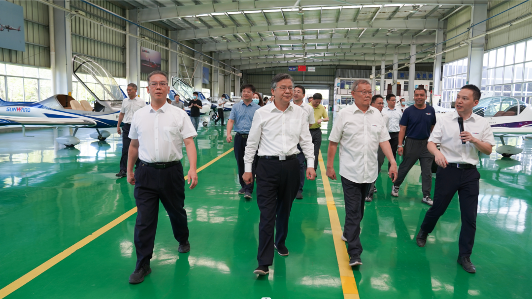 湖南省委常委、常务副省长李殿勋一行考察调研糖果派对官网科技