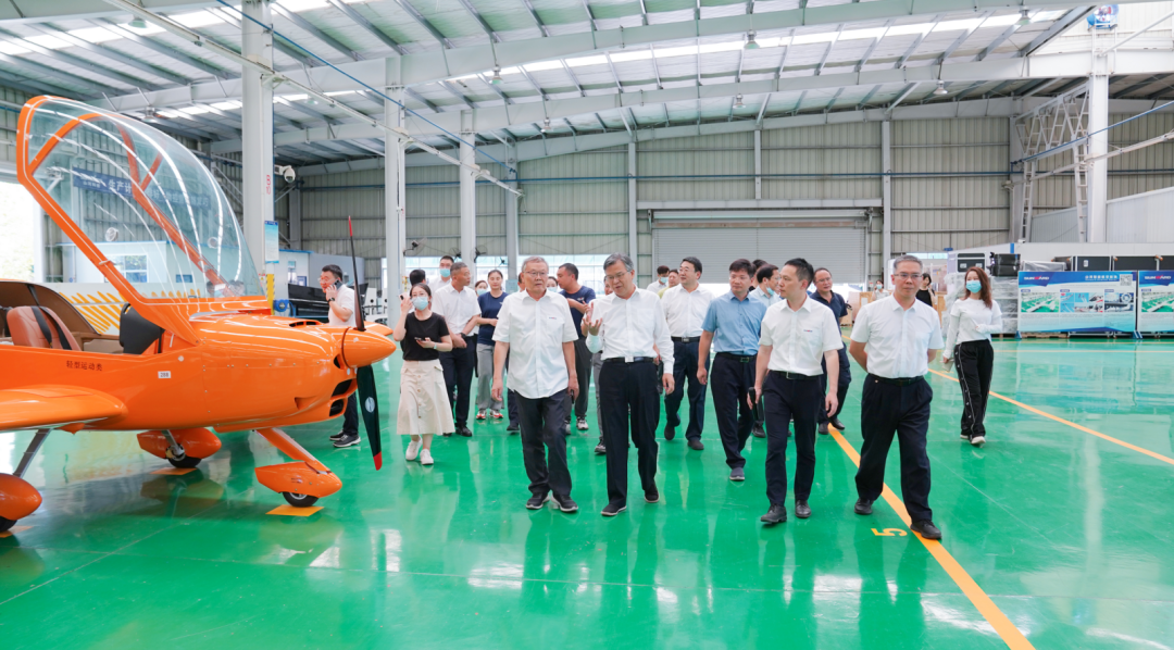 湖南省委常委、常务副省长李殿勋一行考察调研糖果派对官网科技