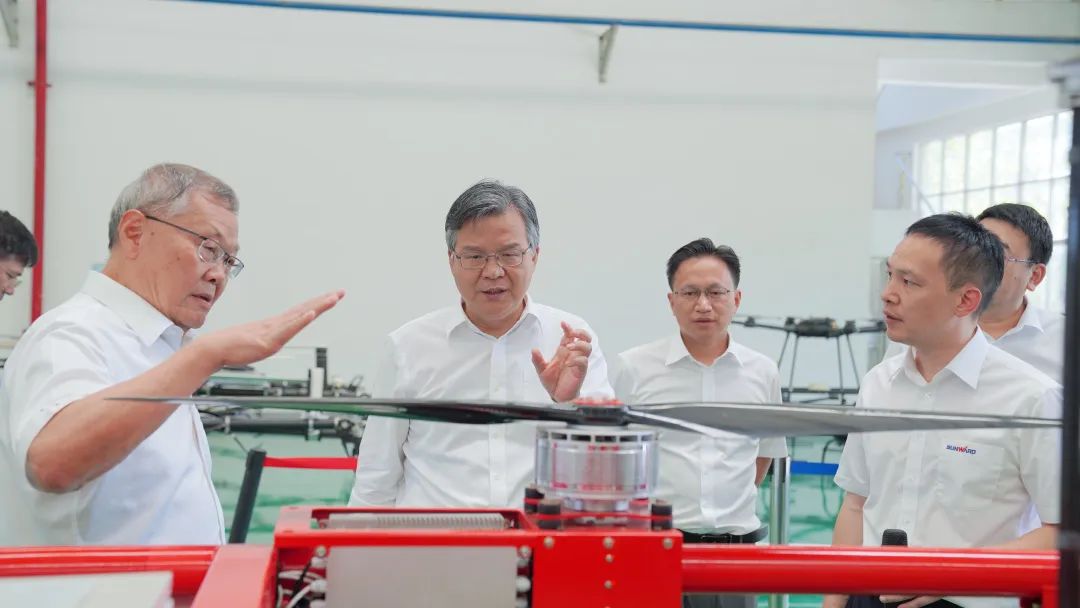 湖南省委常委、常务副省长李殿勋一行考察调研糖果派对官网科技