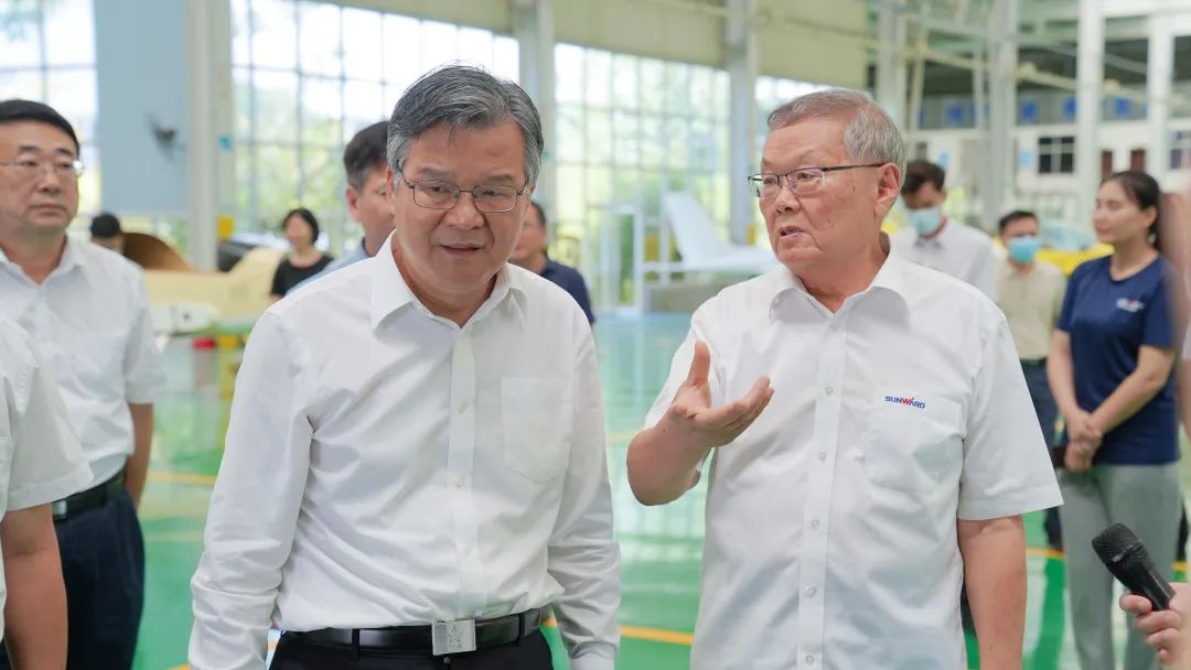 湖南省委常委、常务副省长李殿勋一行考察调研糖果派对官网科技