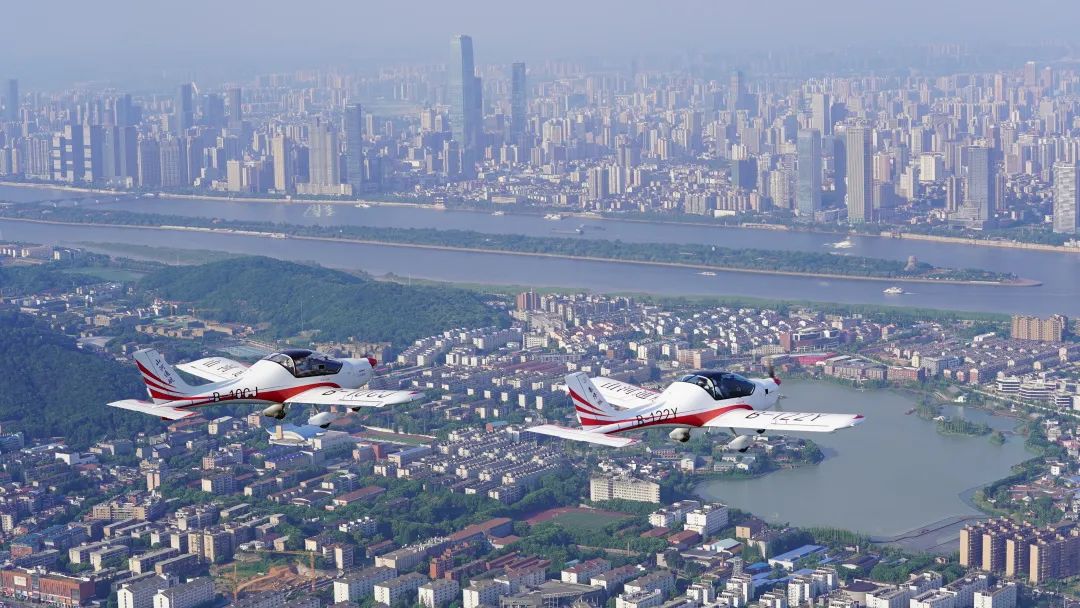 湖南省委常委、常务副省长李殿勋一行考察调研糖果派对官网科技