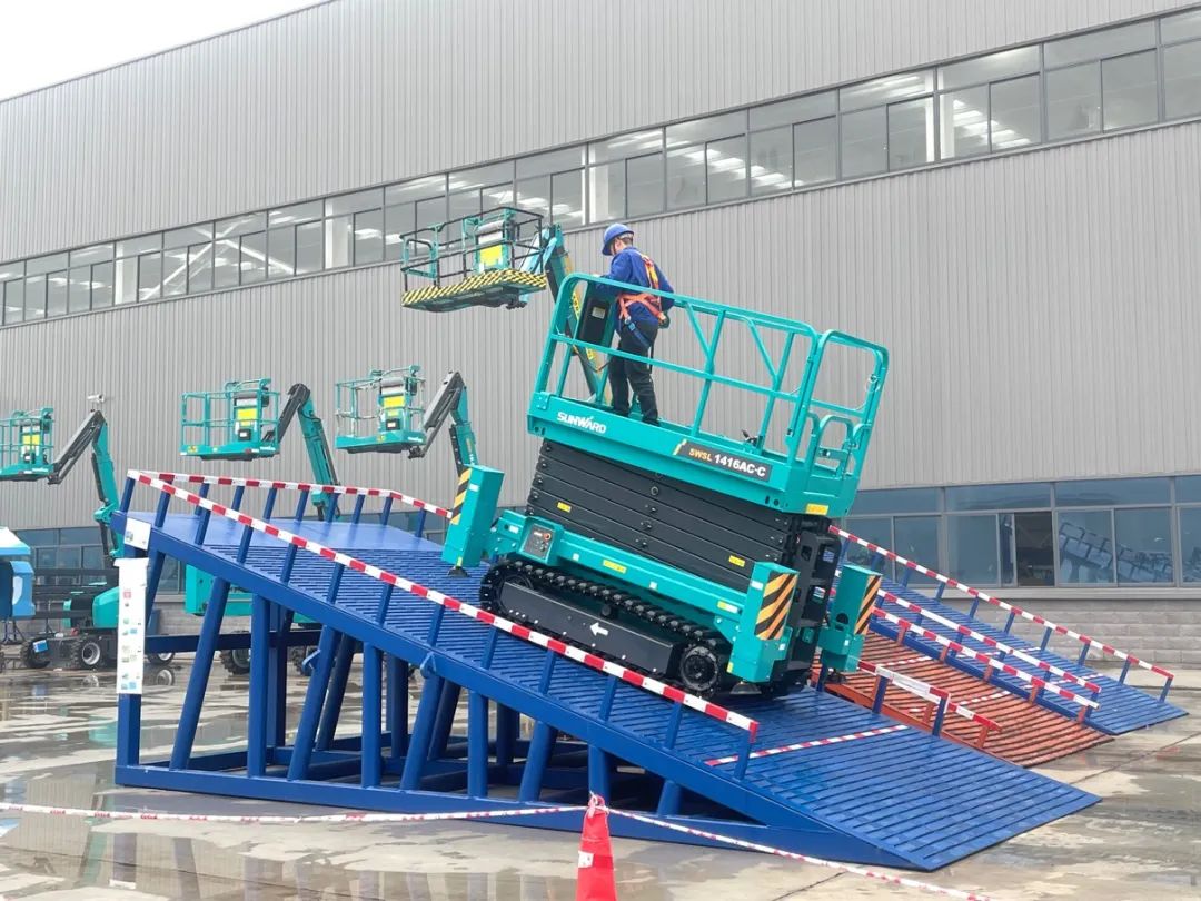 出厂即“出道”!糖果派对官网智能首款履带剪叉式高空作业平台批量上市