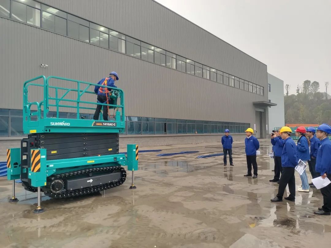 出厂即“出道”!糖果派对官网智能首款履带剪叉式高空作业平台批量上市