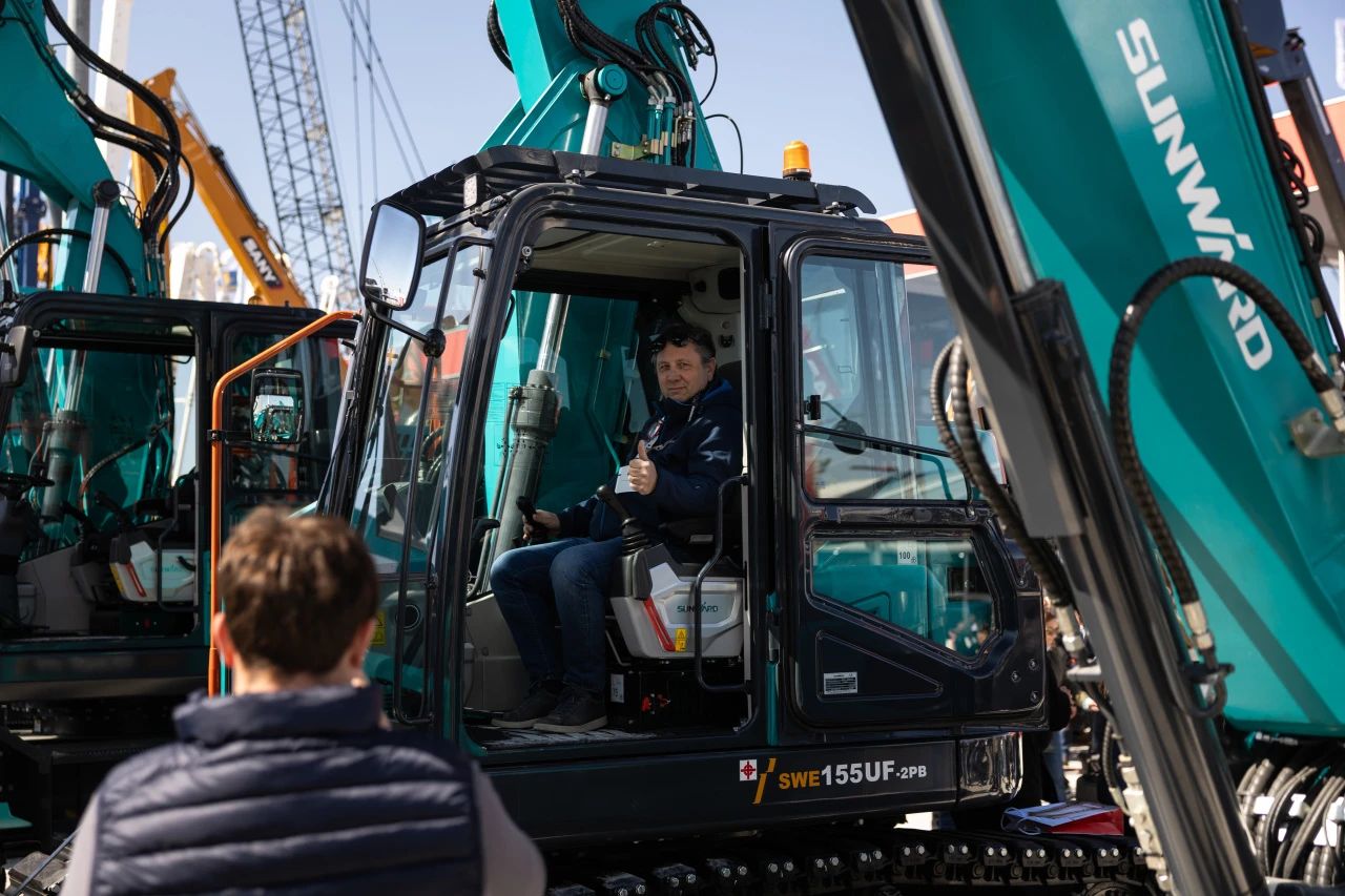 �ǹ��ɶԹ������ܶ��³����򶫣�����ɫ������ȫ��ս�Խ����й����̻�е�Ľ�������