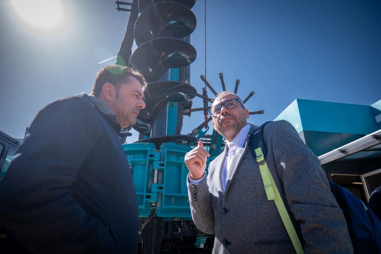 �ǹ��ɶԹ������ܶ��³����򶫣�����ɫ������ȫ��ս�Խ����й����̻�е�Ľ�������