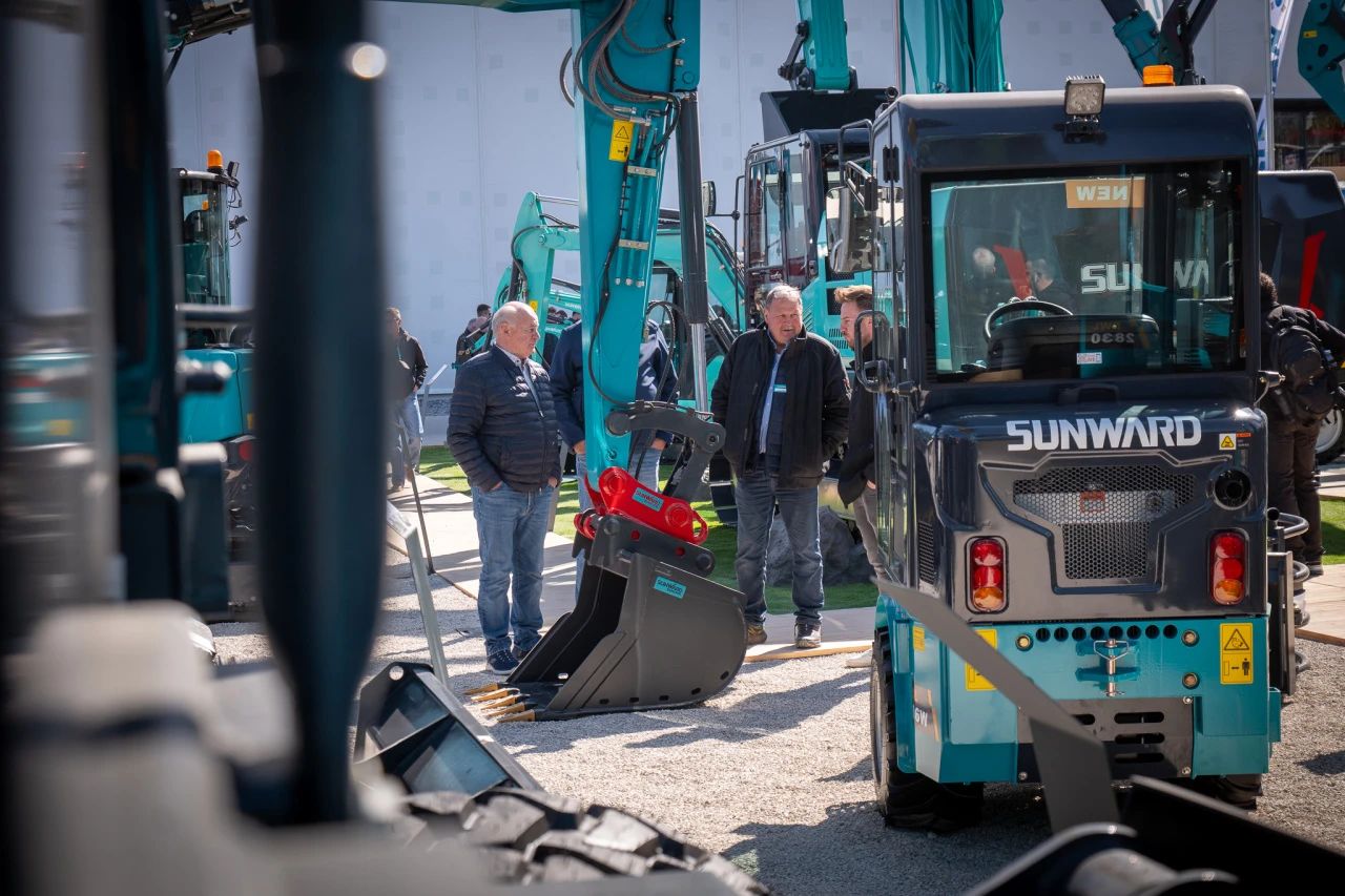 �ǹ��ɶԹ������ܶ��³����򶫣�����ɫ������ȫ��ս�Խ����й����̻�е�Ľ�������