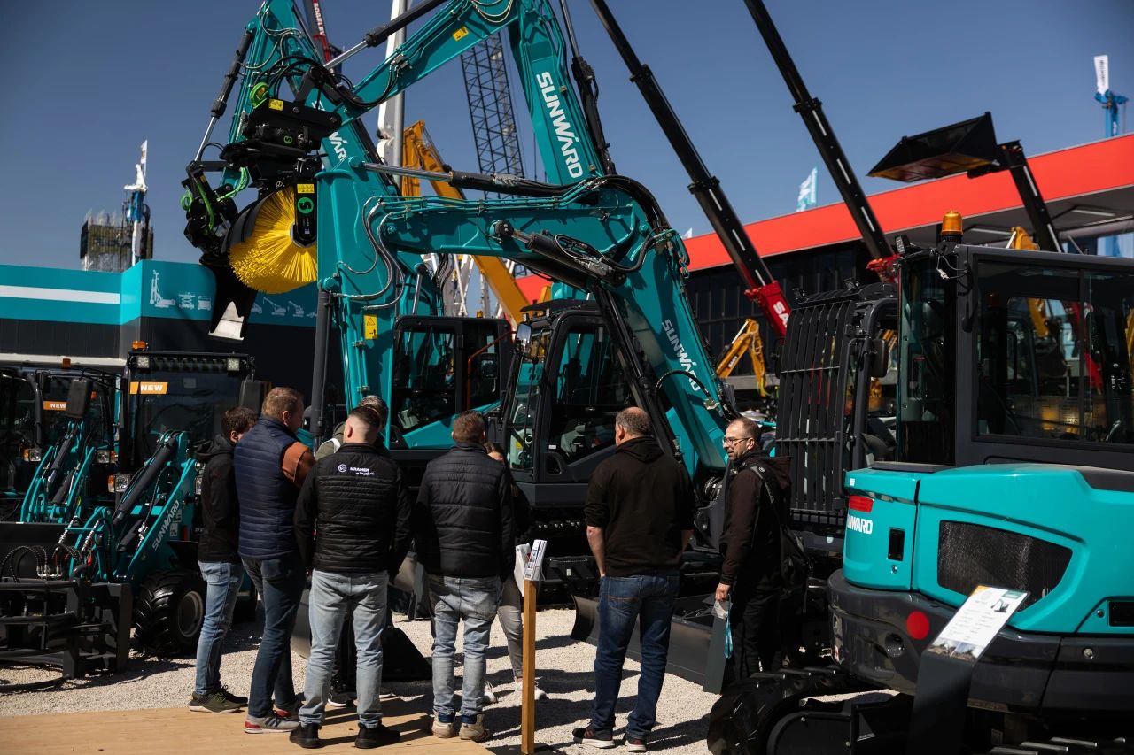 �ǹ��ɶԹ������ܶ��³����򶫣�����ɫ������ȫ��ս�Խ����й����̻�е�Ľ�������