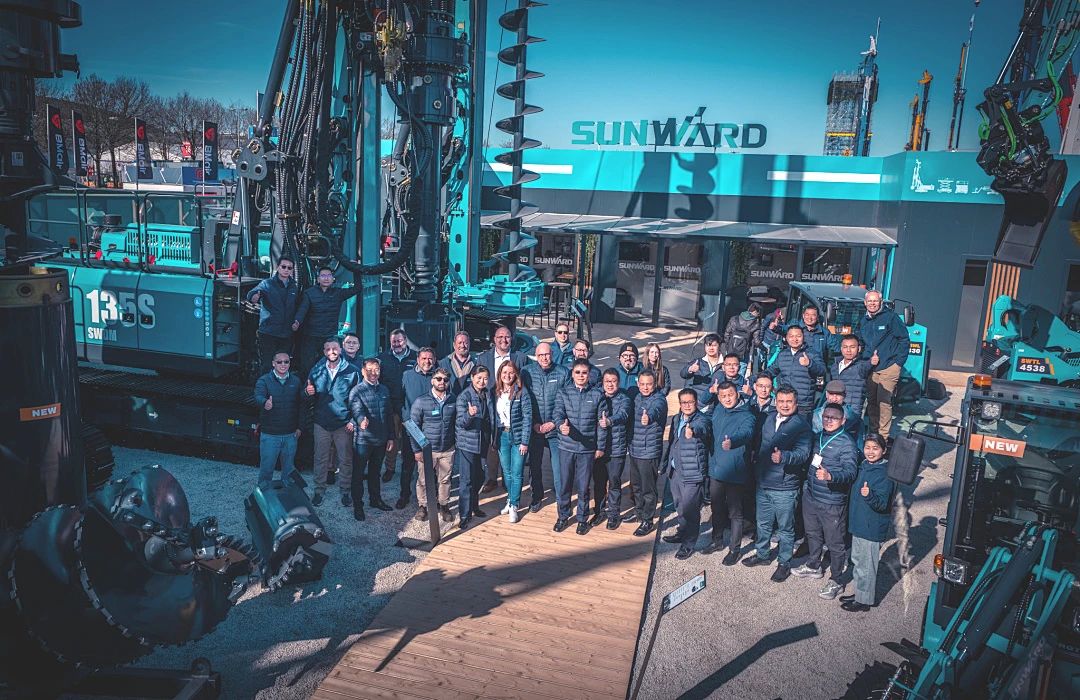 �ǹ��ɶԹ������ܶ��³����򶫣�����ɫ������ȫ��ս�Խ����й����̻�е�Ľ�������