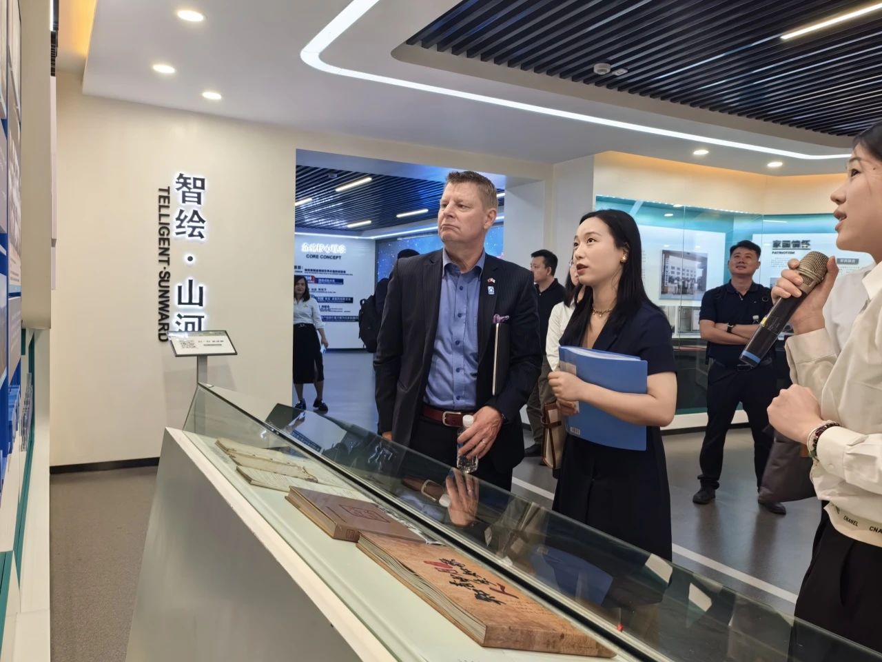 芬兰驻华大使馆商务参赞到访糖果派对官网智能