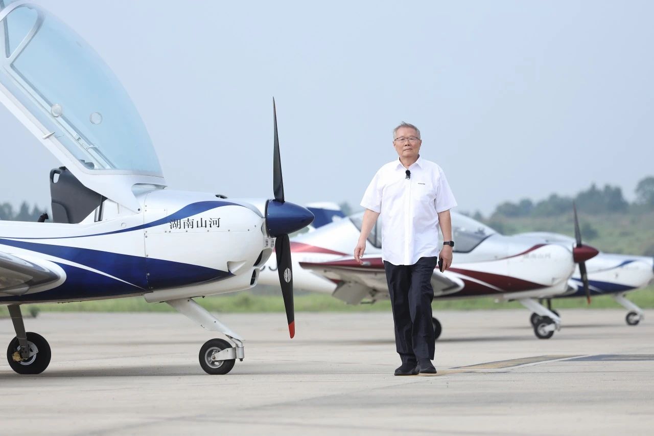 ������7:30���������ӡ���ҵ�е��ġ��Ի��ǹ��ɶԹ������ܣ��ǹ��ɶԹ����Ǻ��״��� ���廪��79�ꡰ��ҵ���ꡱ�ĵͿ�