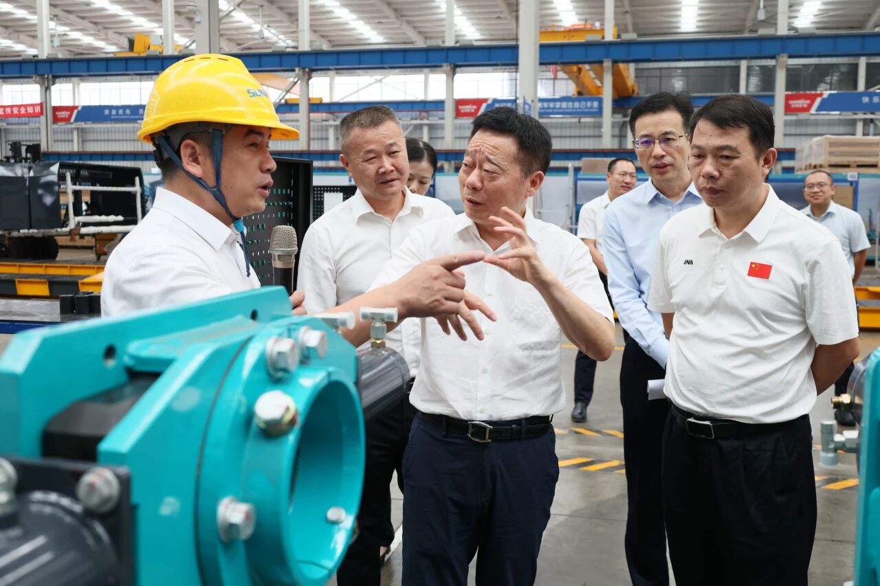 湖南省政协副主席、省工程机械工业链链长何寄华调研糖果派对官网智能