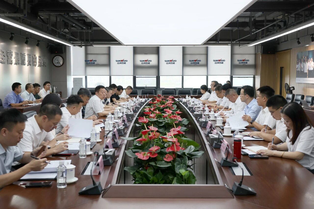 湖南省政协副主席、省工程机械工业链链长何寄华调研糖果派对官网智能